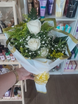 Buque rosas brancas